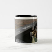 Ein 50-Kaliber-Maschinengewehr Zweifarbige Tasse (Mittel)