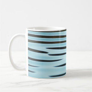 Ein abstrakter Wellenreituntergrund aus Wasser Kaffeetasse