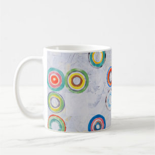 ein abstraktes Bild; mehrfarbige Kreise auf gr Kaffeetasse