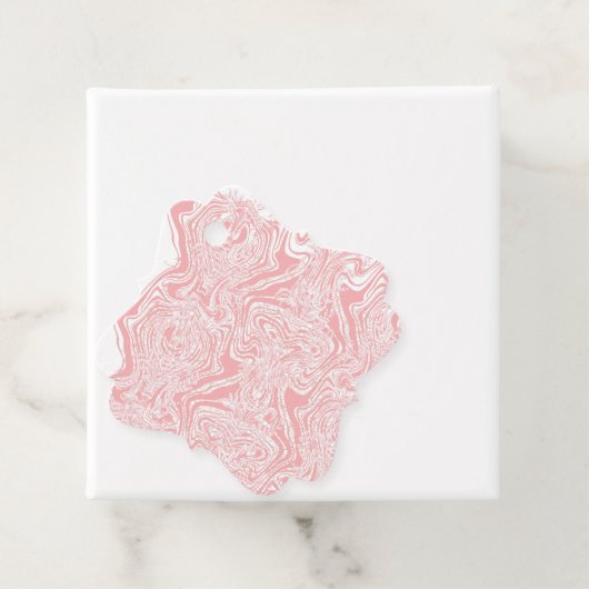 ein abstraktes, rosa und weißes Design auf weißem Geschenkanhänger (Beispiel)