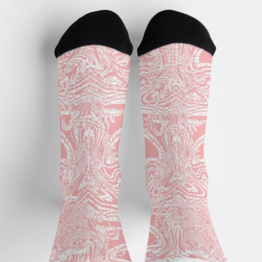 ein abstraktes, rosa und weißes Design auf weißem  Socken (Oben)