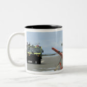 Ein Absturz eines Dolphin-Hubschraubers der US-Küs Zweifarbige Tasse (Links)