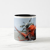 Ein Absturz eines Dolphin-Hubschraubers der US-Küs Zweifarbige Tasse (Mittel)