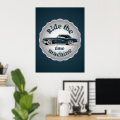 Ein abzeichenförmiges Grafik mit einem Oldtimer da Poster (Heimbüro)