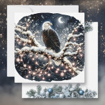 Ein Adler auf einem schneegefüllten Branchweihnach Feiertagskarte<br><div class="desc">Personalisierte Weihnachtskarte. Ein Adler sitzt auf einem schneebedeckten Ast in einem Baum voller hübscher,  funkelnder weißer Weihnachtslichter.</div>