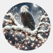 Ein Adler auf einem schneegefüllten Branchweihnach Runder Aufkleber (Vorderseite)
