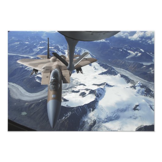 Ein Adlerflugzeug des Typs F-15C sitzt hinter eine Fotodruck (Vorne)