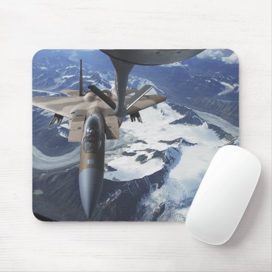 Ein Adlerflugzeug des Typs F-15C sitzt hinter eine Mousepad (Mit Mouse)