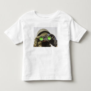 Ein afghanischer Soldat scannt den Horizont Kleinkind T-shirt