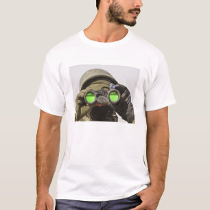 Ein afghanischer Soldat scannt den Horizont T-Shirt