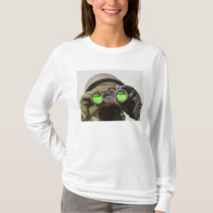 Ein afghanischer Soldat scannt den Horizont T-Shirt