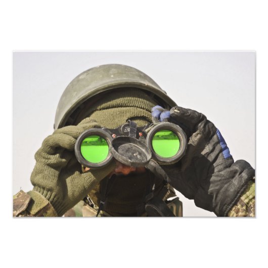 Ein afghanischer Soldat sucht den Horizont Fotodruck (Vorne)