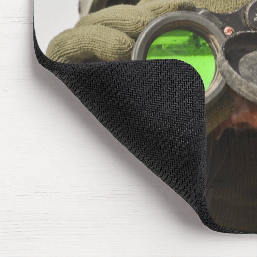 Ein afghanischer Soldat sucht den Horizont Mousepad (Ecke)