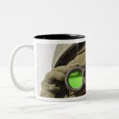 Ein afghanischer Soldat sucht den Horizont Zweifarbige Tasse (Links)