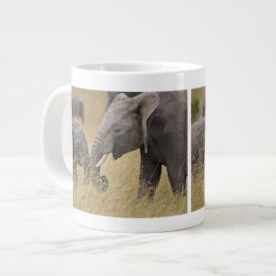 Ein Afrikanischer Elefant grast auf den Feldern Jumbo-Tasse