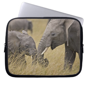 Ein Afrikanischer Elefant grast auf den Feldern Laptopschutzhülle