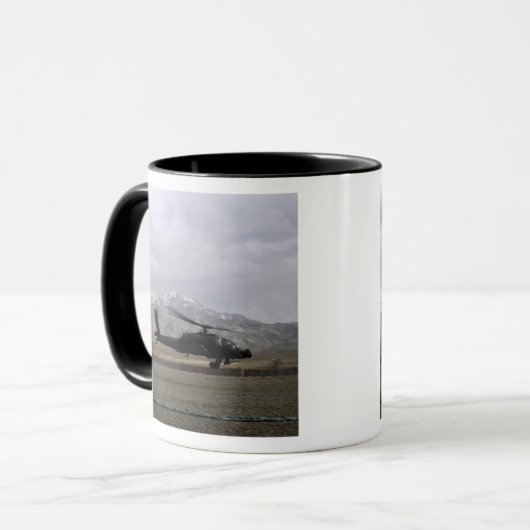 Ein AH-64A Apache startet Tasse (Vorderseite Links)