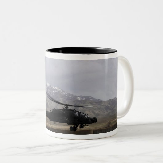 Ein AH-64A Apache startet Zweifarbige Tasse (VorderseiteRechts)