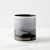 Ein AH-64A Apache startet Zweifarbige Tasse (Mittel)