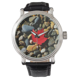 Ein Ahornblatt auf felsigem Hintergrund Armbanduhr