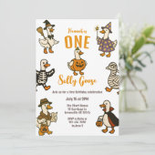Ein Albernes GänseHalloween erster Geburtstag Einladung (Stehend Vorderseite)