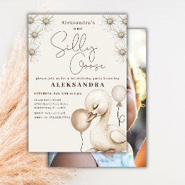 Ein Albernes Gänseneutrales Baby Foto 1. Geburtsta Einladung