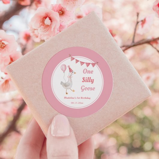 Ein Albernes Gänsepink-Mädchen zum Geburtstag Runder Aufkleber