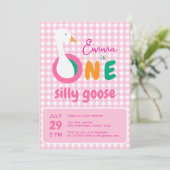 Ein Albernes Gänserosa Kariertes Mädchen 1. Geburt Einladung (Stehend Vorderseite)