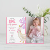 Ein Albernes Goose 1. Geburtstag Party Foto Einladung (Stehend Vorderseite)