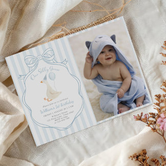 Ein Albernes Goose Blue Bow Erster Geburtstag Foto Einladung