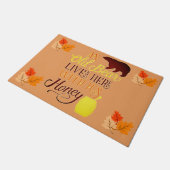 Ein alter Bär lebt hier mit seinem Honig Fußmatte (Schrägansicht)