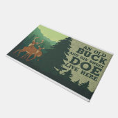 Ein alter Buck und seine süße Dose leben hier Fußmatte (Schrägansicht)