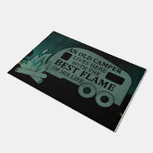 Ein alter Camper und die beste Flamme seines Leben Fußmatte (Schrägansicht)