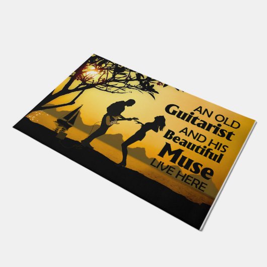 Ein alter Gitarrist und seine schöne Maus Fußmatte (Schrägansicht)