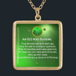 Ein alter irischer Segen Vergoldete Kette<br><div class="desc">Elegantes, einzigartiges goldfarbenes Juwel mit smaragdfarbenem Edelstein und Kleeblatt ineinander mit einem antiken irischen Gebet für den Heiligen Paddy's Day (, St. Patty ). Lebhafte 3D-Edelsteine und sehr präzises Design, 3D-Modellierung und Darstellung von Bulgan Lumini (c).Teil aus der Serie Hyper Talismans. .Ein elegantes und klassisches Design mit einem alten Pergament....</div>