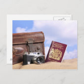 Ein alter Lederkoffer, eine Retro-Kamera und Postkarte (Vorne/Hinten)