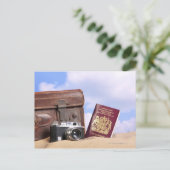 Ein alter Lederkoffer, eine Retro-Kamera und Postkarte (Stehend Vorderseite)