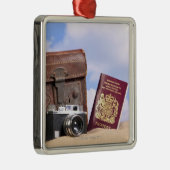 Ein alter lederner Koffer, eine Retro Kamera und Silbernes Ornament (Rechts)