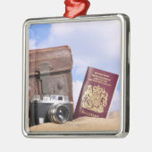Ein alter lederner Koffer, eine Retro Kamera und Silbernes Ornament (Links)