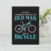 Ein alter Mann auf dem Fahrrad Einladung (Stehend Vorderseite)