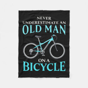 Ein alter Mann auf dem Fahrrad Fleecedecke