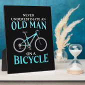 Ein alter Mann auf dem Fahrrad Fotoplatte (Seite)