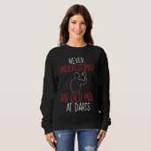 Ein alter Mann bei Darts Boy Funny Dart Sweatshirt (Vorne ganz)