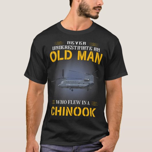 Ein alter Mann, der in einem Ch-47 Chinook Hubschr T-Shirt (Vorderseite)