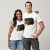 Ein alter Mann, der sein Rohr in einer Studie T-Shirt (Unisex)