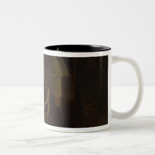 Ein alter Mann, der sein Rohr in einer Studie Zweifarbige Tasse