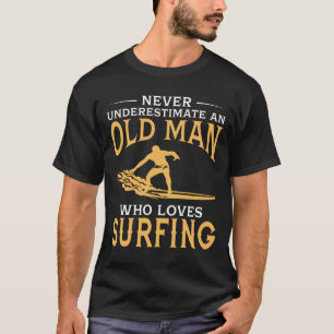 Ein alter Mann der surfende Lieben T-Shirt