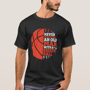 Ein alter Mann mit Basketball spielen T-Shirt