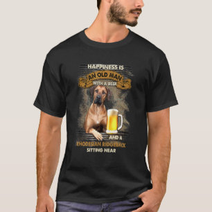 Ein alter Mann mit Bier und Rhodesian Ridgeback Si T-Shirt