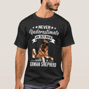 Ein alter Mann mit deutschem Schäferhund T-Shirt